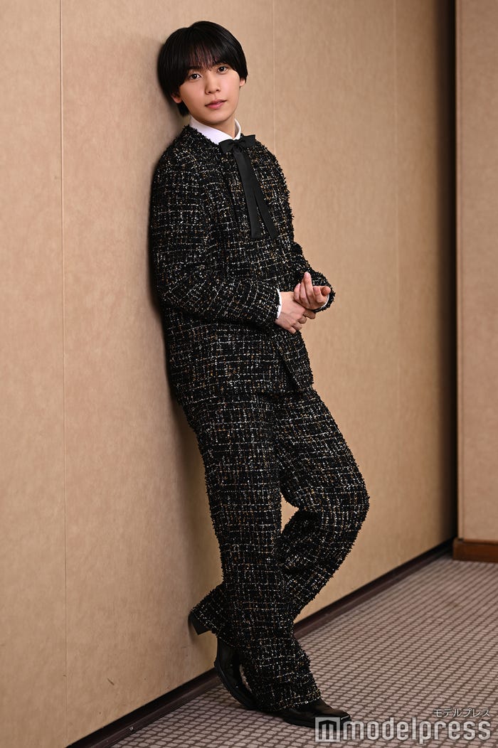 阿達慶(C)モデルプレス/ジャケット¥36,300、パンツ¥17,490(共にTaiga Igari)その他スタイリスト私物<問合せ先>Taiga Igari (taigaigari@gmail.com)、スタイリスト:柴田拡美(Creative GUILD)、ヘアメイク:浅津陽介