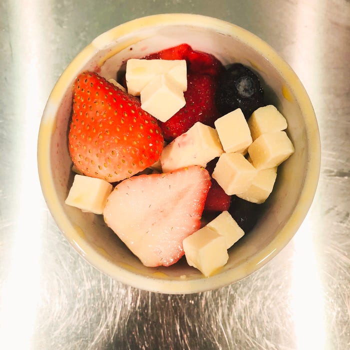 手順1:それぞれの器にいちご、冷凍ミックスベリー、ホワイトチョコレートを入れる/画像提供:柏原歩