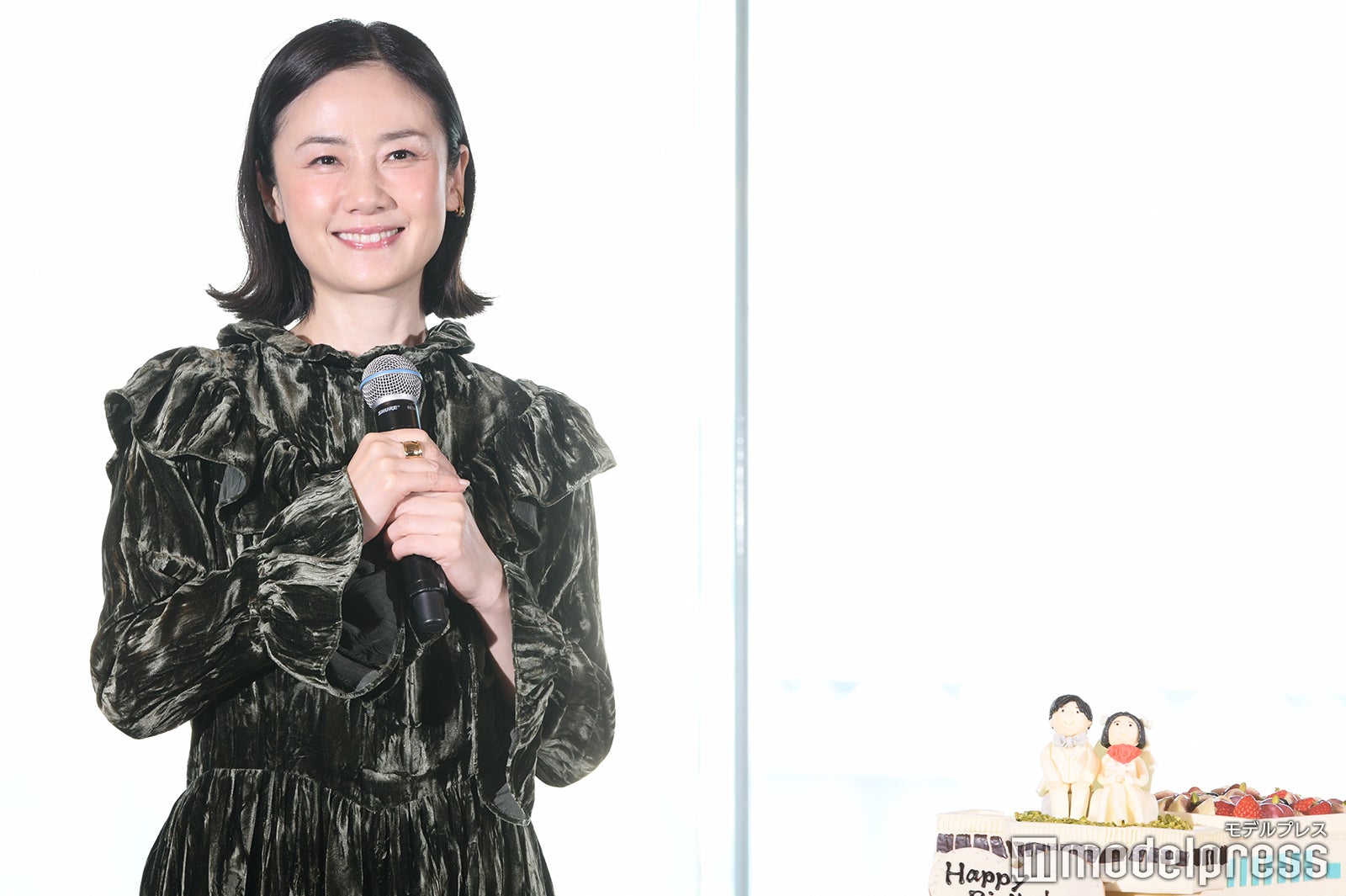 バースデーケーキと原田知世 （C）モデルプレス