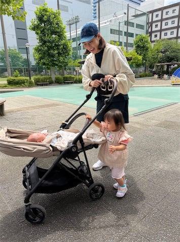 山本圭壱、家族4人で初散歩を報告 「にこちゃんお姉ちゃん発揮していて可愛い」ファンほっこり