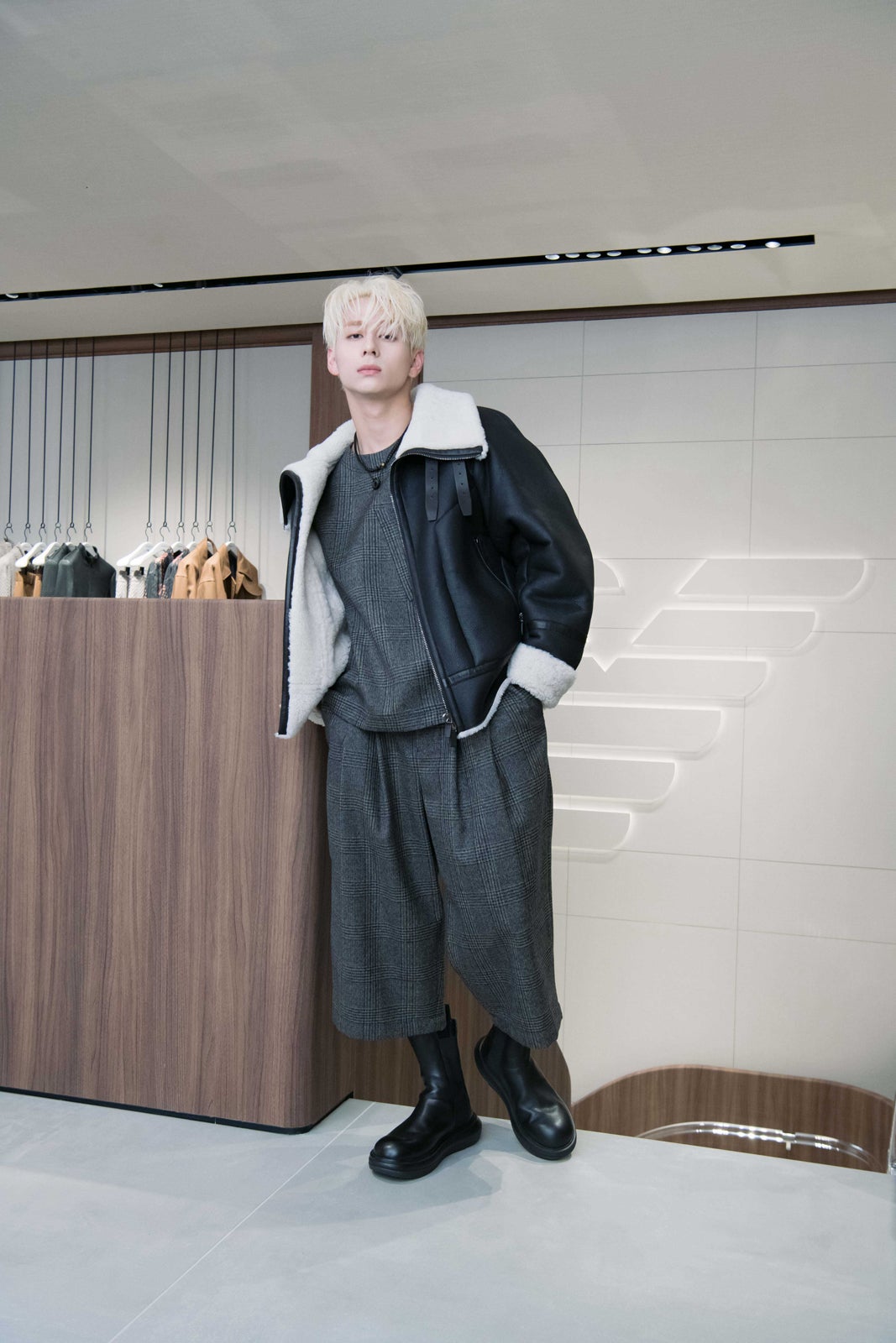 INI「エンポリオ アルマーニ」纏った圧巻スタイル オープニング