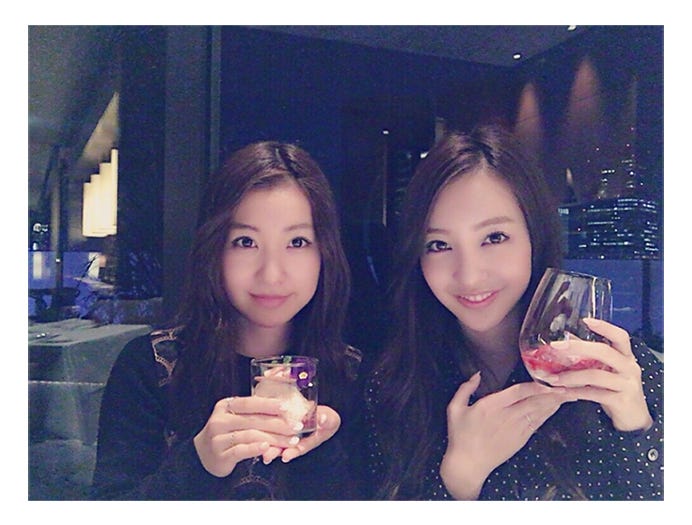 板野友美(右)&妹・成美の2ショットに「美人姉妹」の声/板野成美オフィシャルブログ(Ameba)より