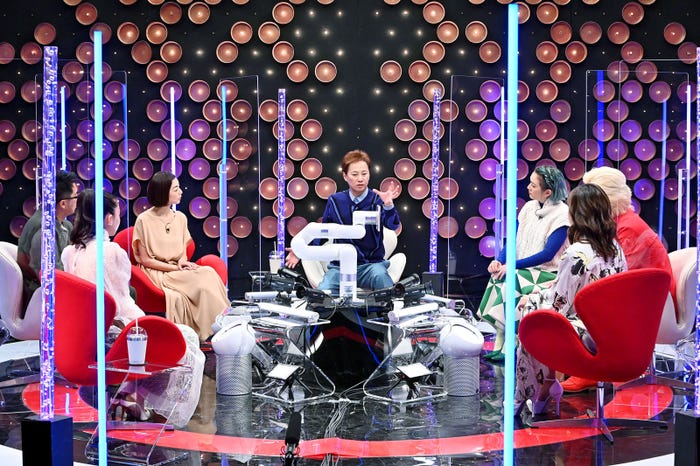 (左手前から時計回りに)河北麻友子、矢作兼、高岡早紀、中居正広、SHELLY、カズレーザー、小島瑠璃子 (C)テレビ東京