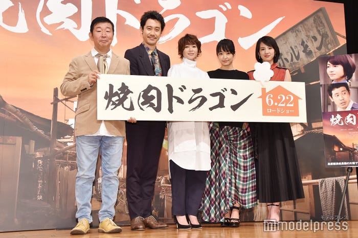 (左から)鄭義信監督、大泉洋、真木よう子、井上真央、桜庭ななみ (C)モデルプレス