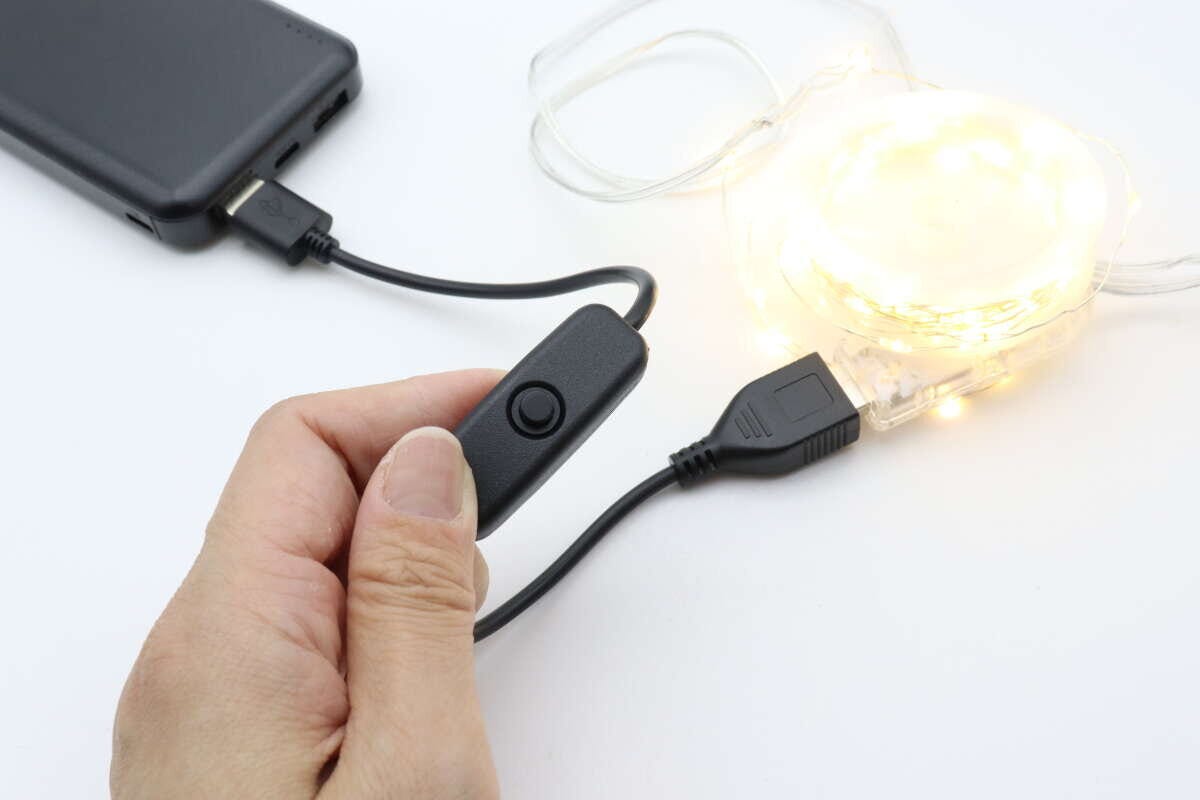 ダイソーのスイッチ付USBケーブルのスイッチをオンにしてライトを点ける様子