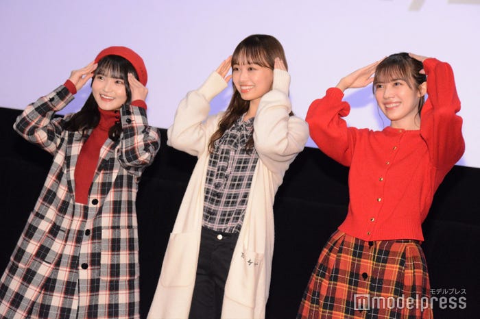 高瀬恒例の「まなふぃポーズ」をする高瀬愛奈、濱岸ひより、森本茉莉/日向坂46(C)モデルプレス