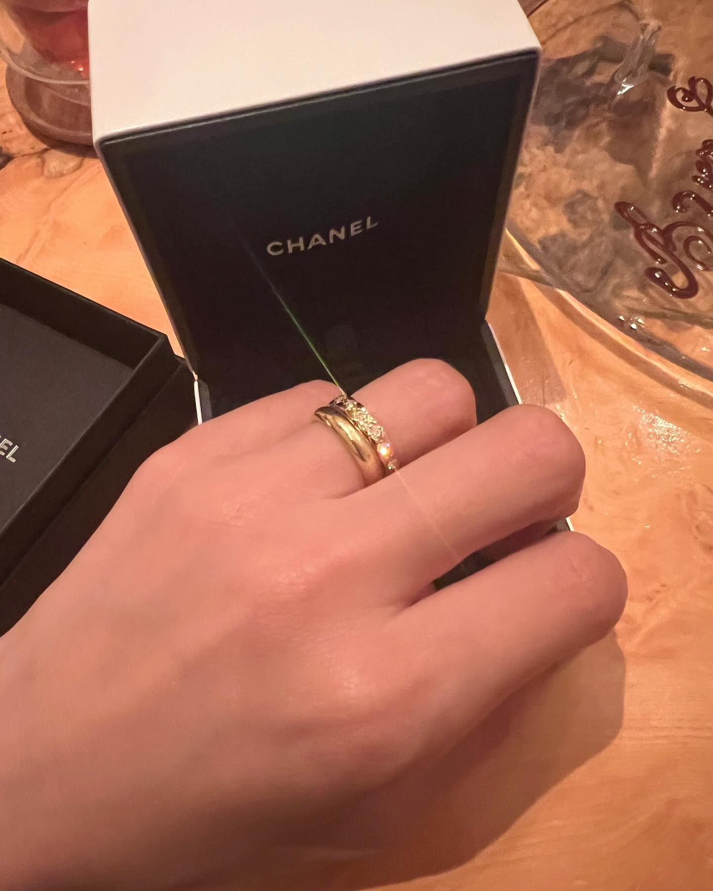 近藤千尋の左手薬指に光るシャネルの指輪／近藤千尋Instagramより