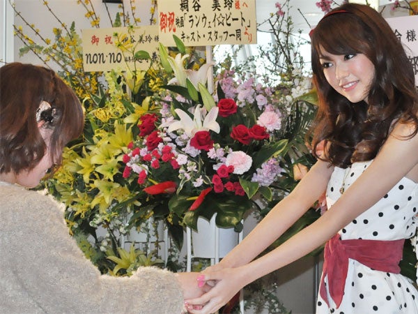 ファンと笑顔で握手する桐谷美玲