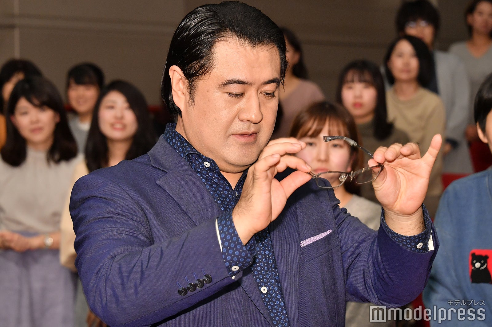 メガネを確認する小手伸也 （C）モデルプレス