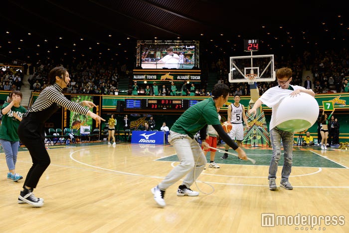 ハーフタイム中に行われたゲームの様子