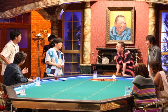 (左手前から時計回りに)TAKAHIRO、尾形貴弘、バカリズム、大悟、狩野英孝、大久保佳代子、井上咲楽(C)フジテレビ