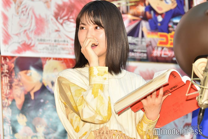 驚いた表情を浮かべる浜辺美波(C)モデルプレス