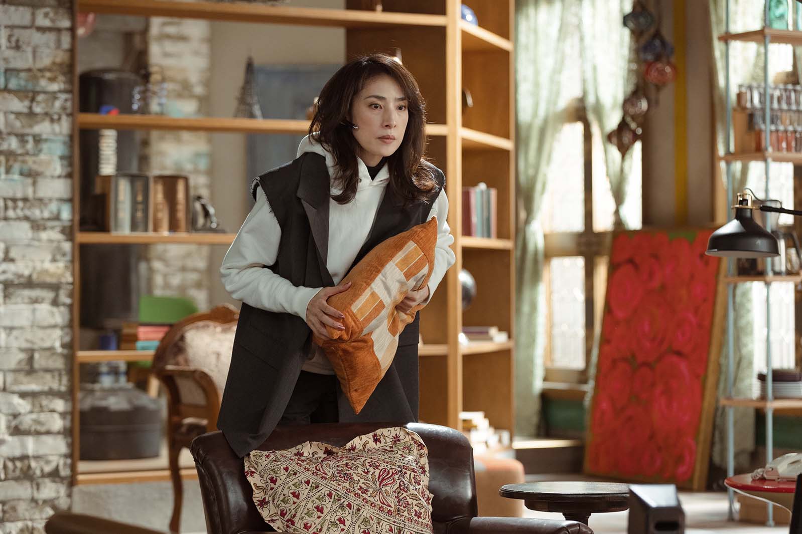 天海祐希「合理的にあり得ない～探偵・上水流涼子の解明～」第1話より（C）カンテレ