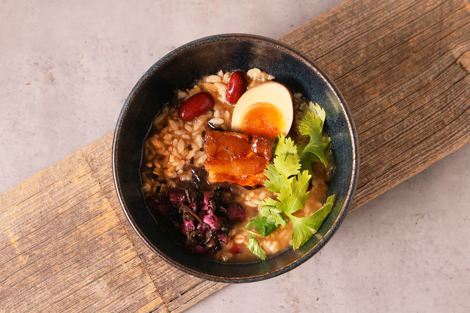 鉄観音香る、角煮とパクチーの黒いお粥のティフォン／画像提供：ポトマック