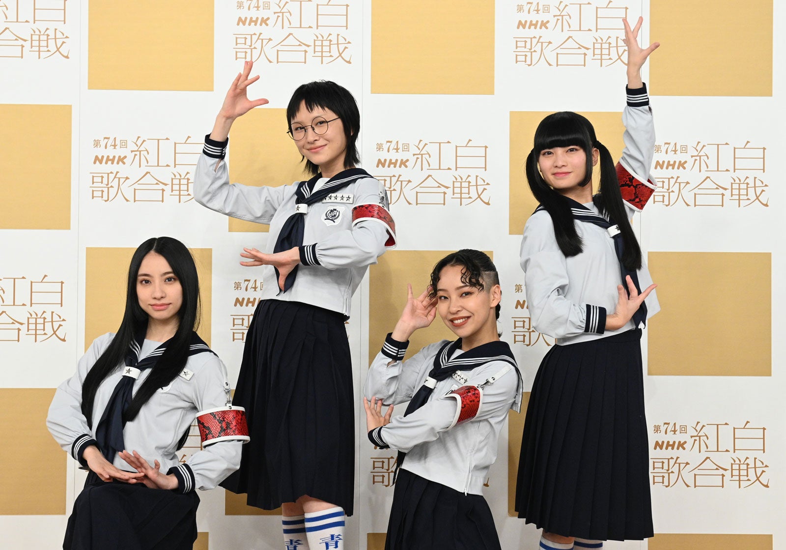 ＜紅白本番＞新しい学校のリーダーズ、ド派手な紅白セーラー服でトップバッター飾る 出演者全員で“首振りダンス”
