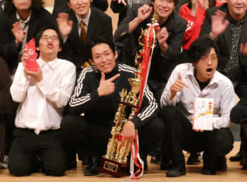 青色1号が「月笑」年間王者を2連覇！ 賞金50万円の3等分方法は？「去年はマネジャーさんが1万くれた」