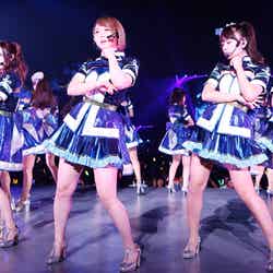 峯岸みなみ（中央）らアンダーガールズ／「AKB48グループ同時開催コンサートin横浜～今年はランクインできました祝賀会～」（C）AKS