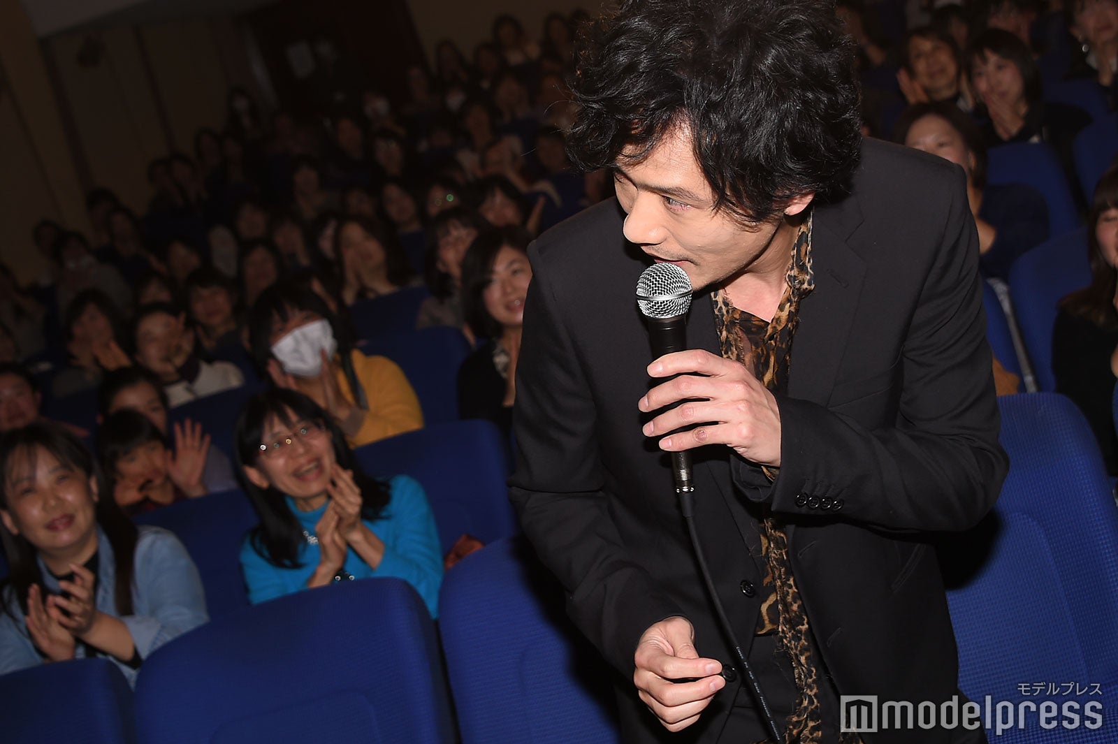 去り際、スタッフへ感謝する稲垣吾郎 （C）モデルプレス