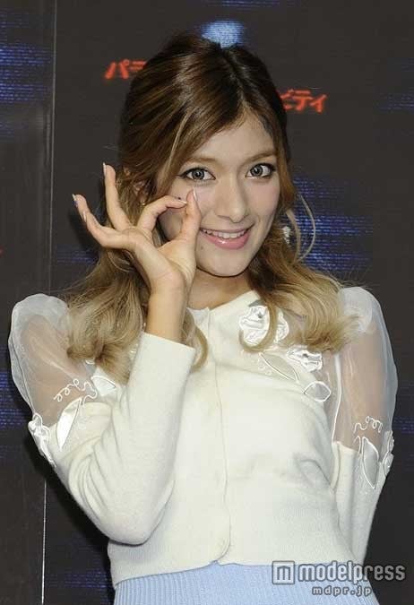 「パラノーマル・アクティビティ4」のCMに出演するローラ