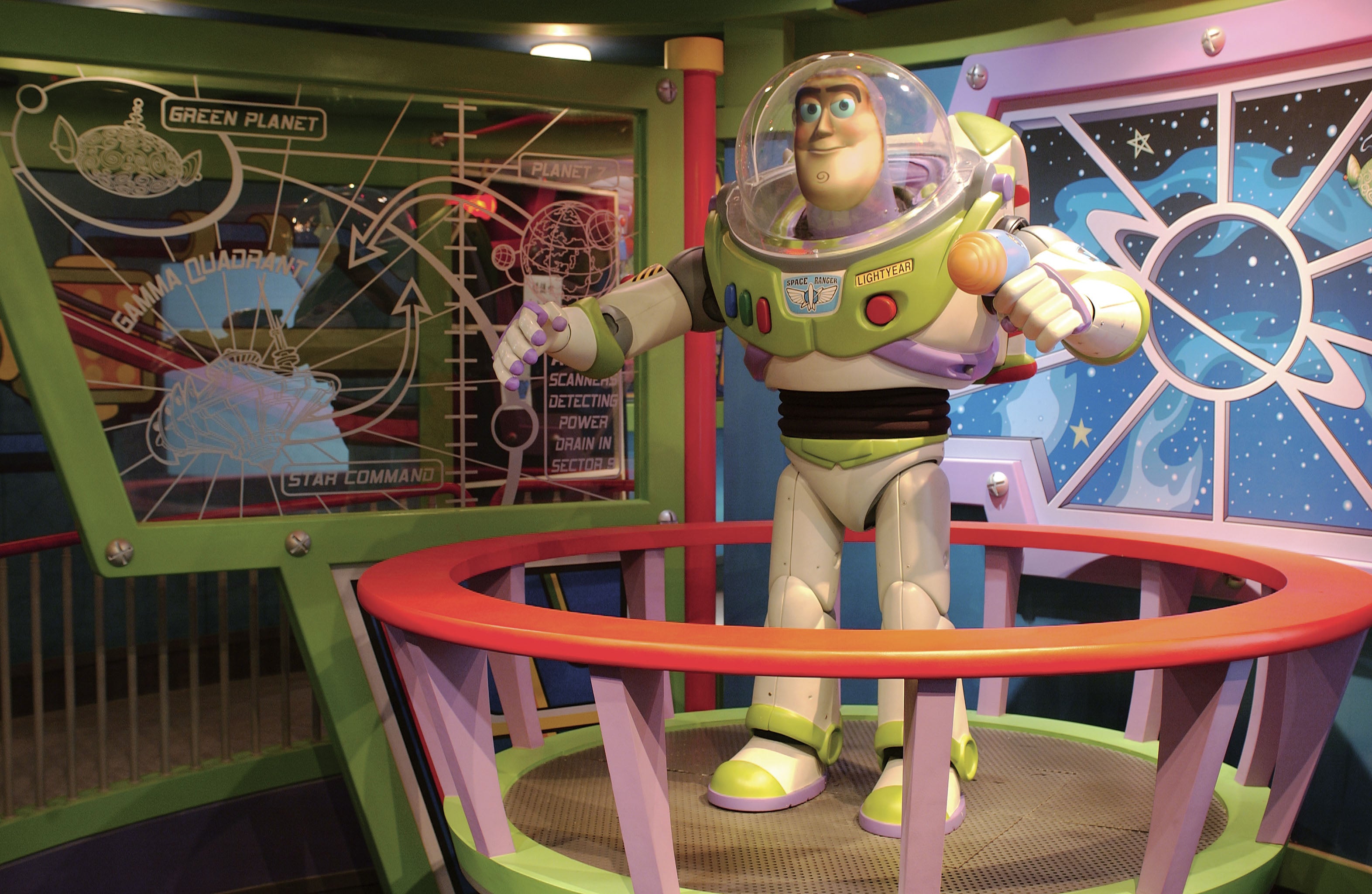 バズ・ライトイヤーのアストロブラスター（C）Disney