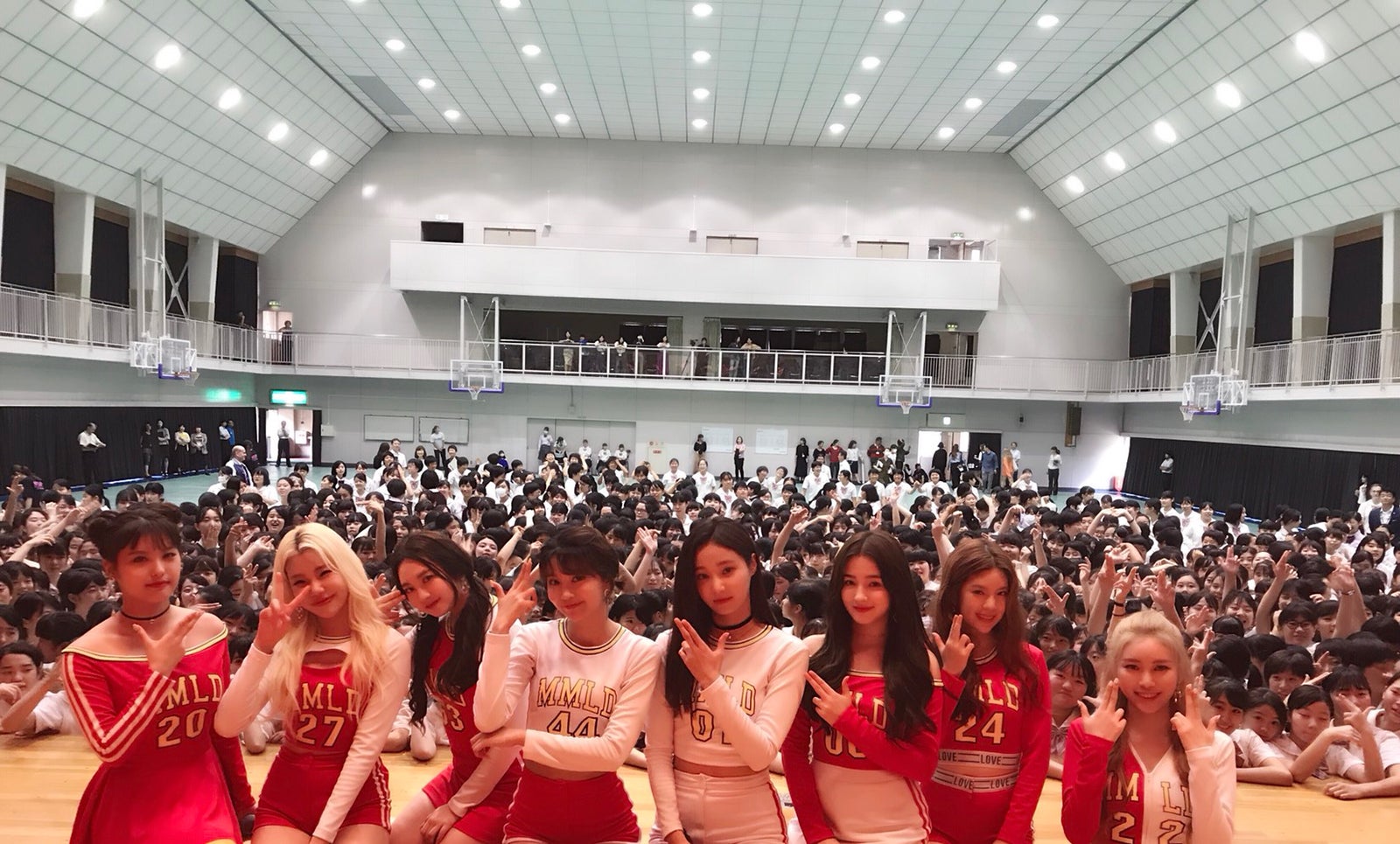 MOMOLAND（モモランド）、女子校をサプライズ訪問 ダンスコラボに感激