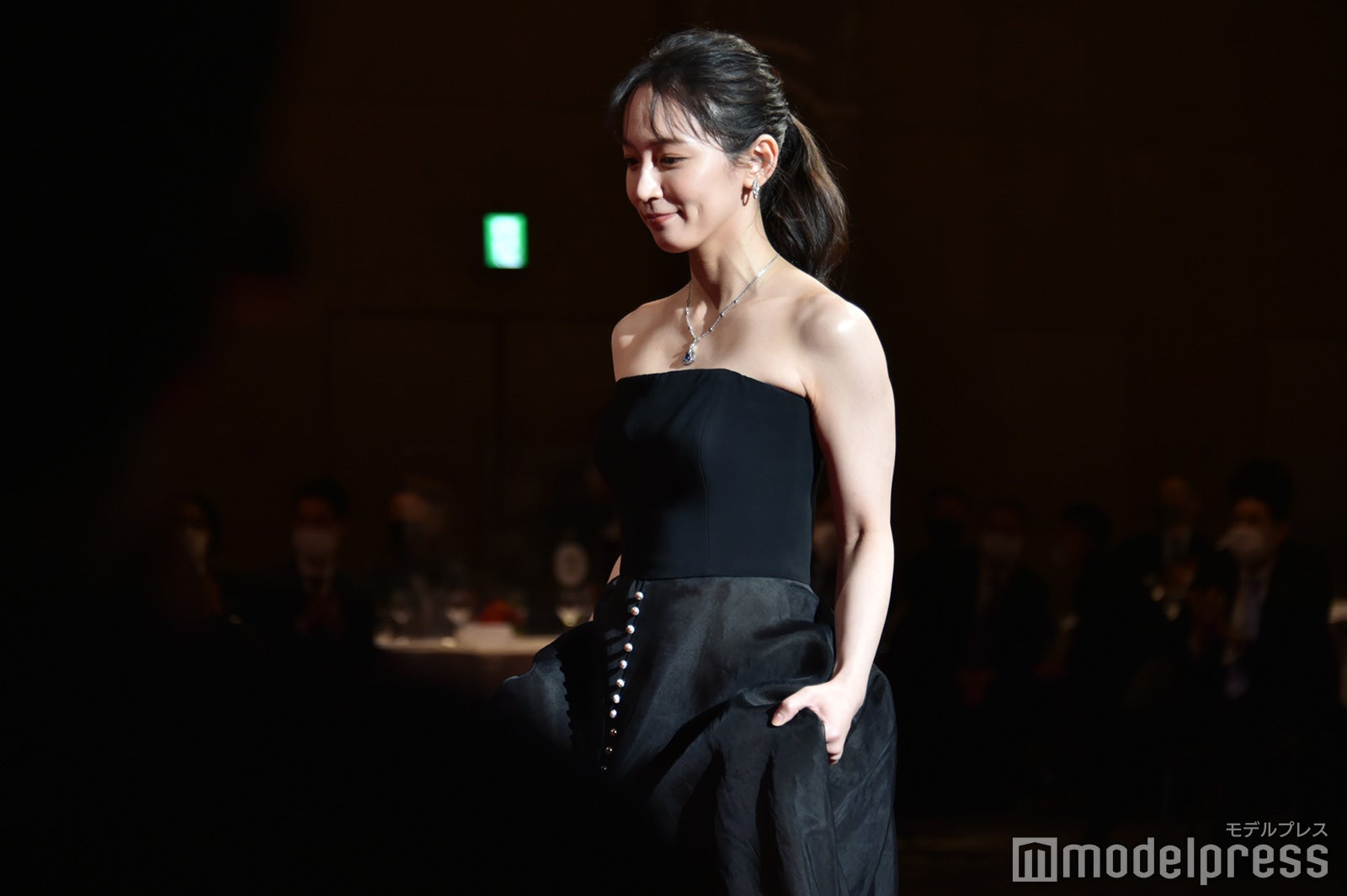 画像25/54) 吉岡里帆、美デコルテ輝くドレスで登場 田中圭と「ベストドレッサー賞」受賞 - モデルプレス