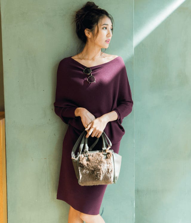 ニットワンピース¥18,000/The Virgnia(ザ ヴァージニア) バッグ¥12,000/ダイアナ(ダイアナ 銀座本店) サングラス¥4,000/DRWCYS(C)TOPLOG