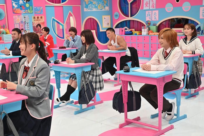 (一列目)森日菜美(二列目左から)ウルフ・アロン、えなこ、鬼龍院翔(三列目左から)小宮璃央、島太星、横川尚隆、村重杏奈(C)フジテレビ