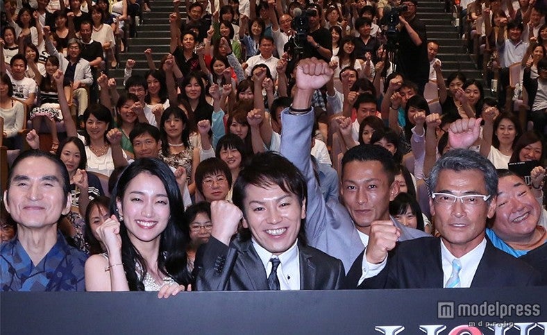 狩野英孝（中央）ドッキリ映画完成披露試写会