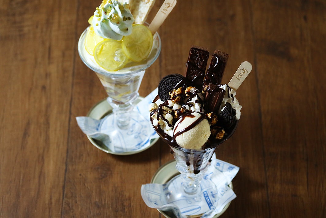 （手前から）ブラウニー・チャールズのチョコレートサンデー、サリーのハニーレモンサンデー（提供画像）