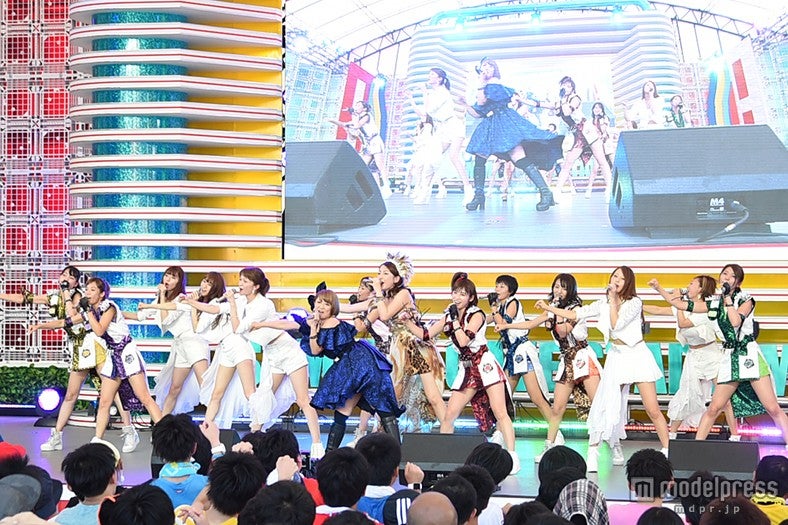 矢口真里＆チーム・負けん気で「恋愛レボリューション21」を披露