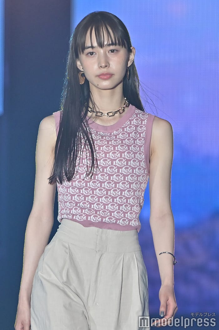 ロングヘアの井桁弘恵(C)モデルプレス
