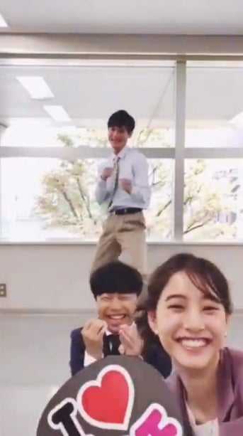 「モトカレマニア」高良健吾、“ボトルキャップチャレンジ”で華麗な回し蹴り 新木優子のうちわに注目集まる