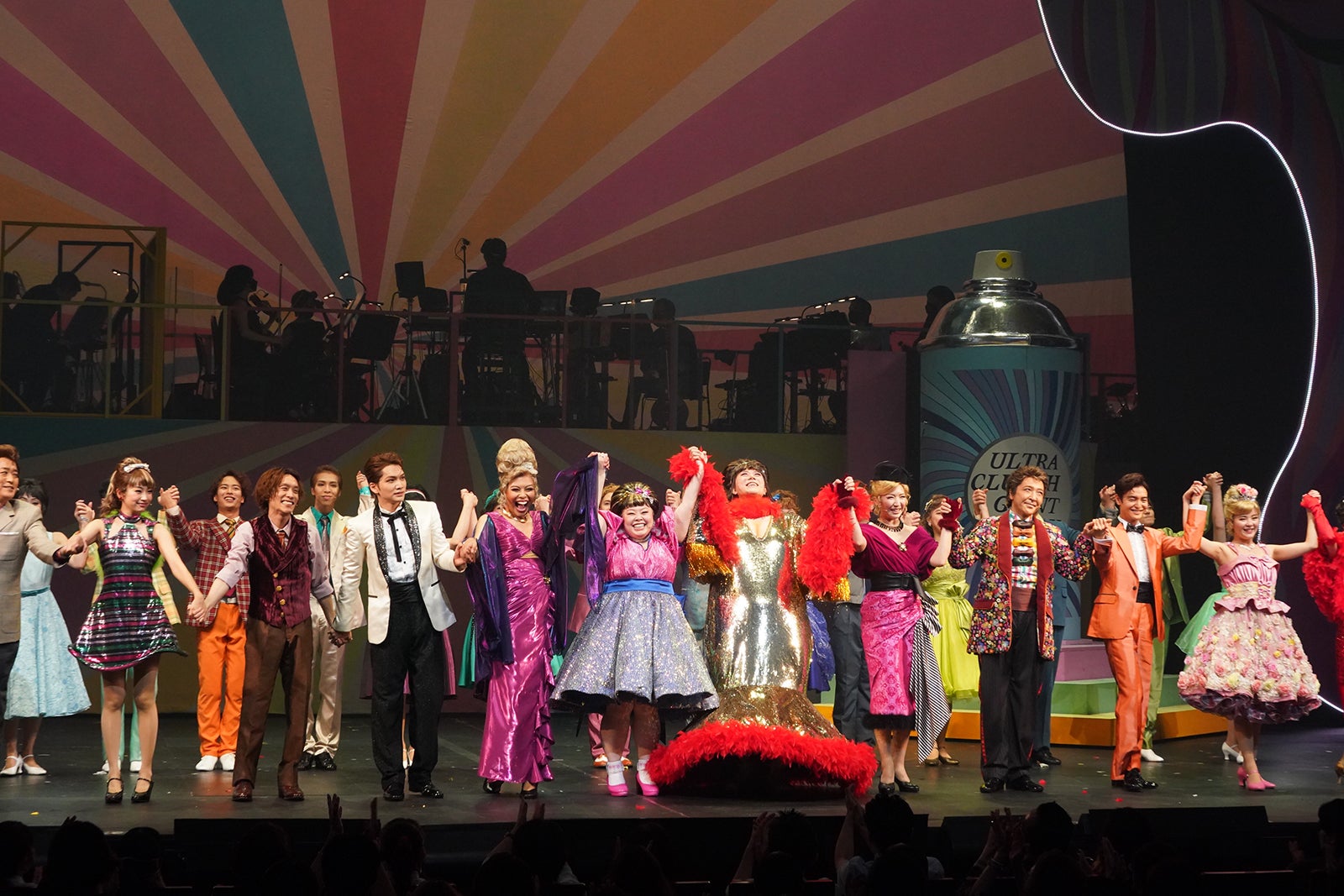 舞台「ヘアスプレー」カーテンコールより（提供写真）