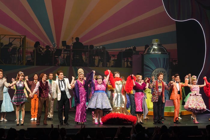 舞台「ヘアスプレー」カーテンコールより(提供写真)