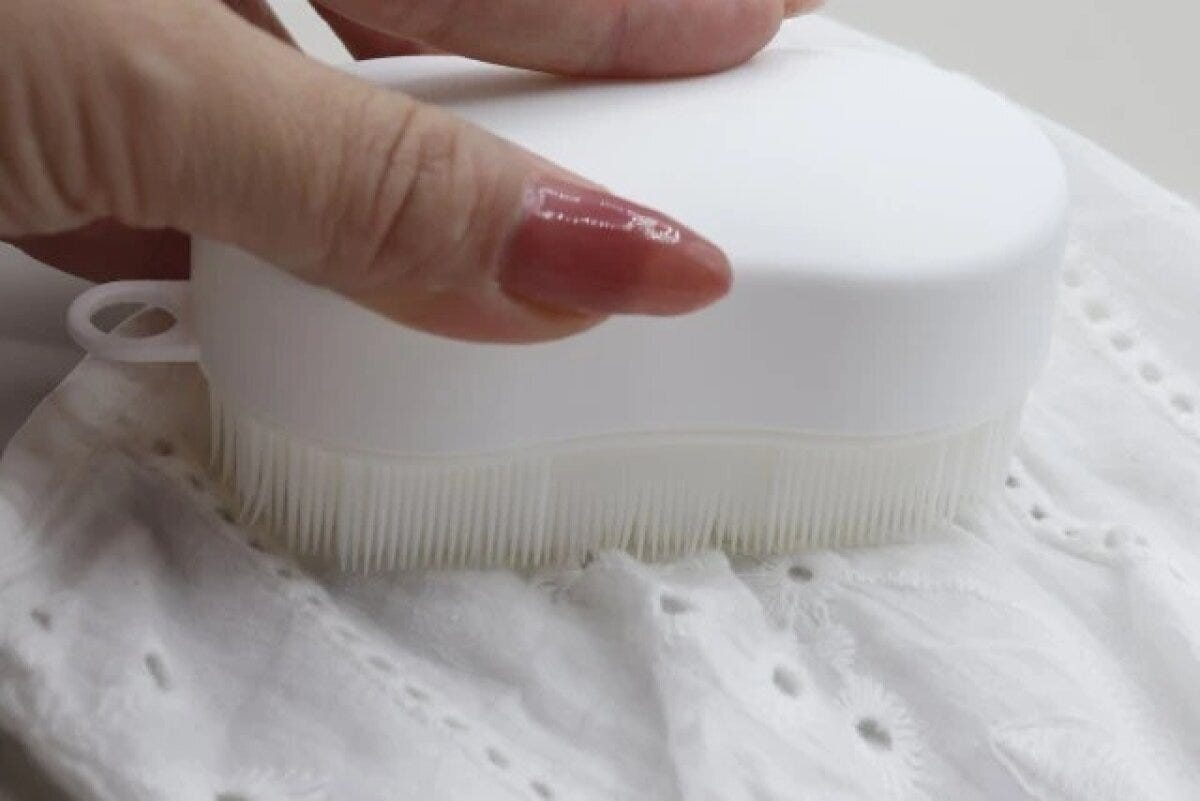 ダイソー　洗濯ソフトブラシ（部分洗い用）　使用例