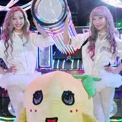 AMIAYA(左から:AYA、AMI)とふなっしー