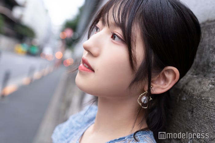 褒められることが多いという村山彩希の横顔ショット(C)モデルプレス