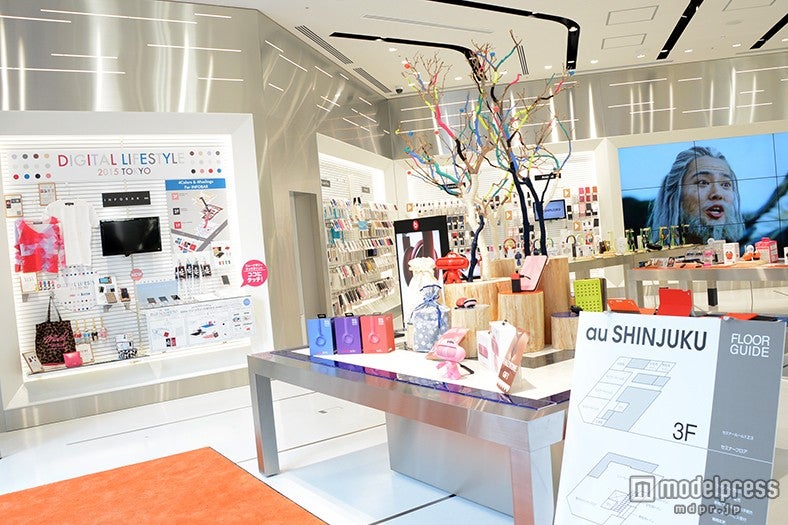 広々としていて見やすい「au SHINJUKU」