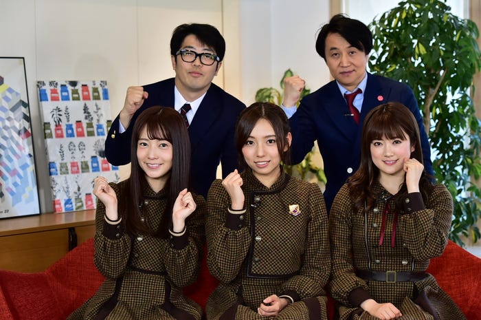 (前列左から)斉藤優里、新内眞衣、樋口日奈(後列左から)鈴木拓、安河内哲也 (C)TBS