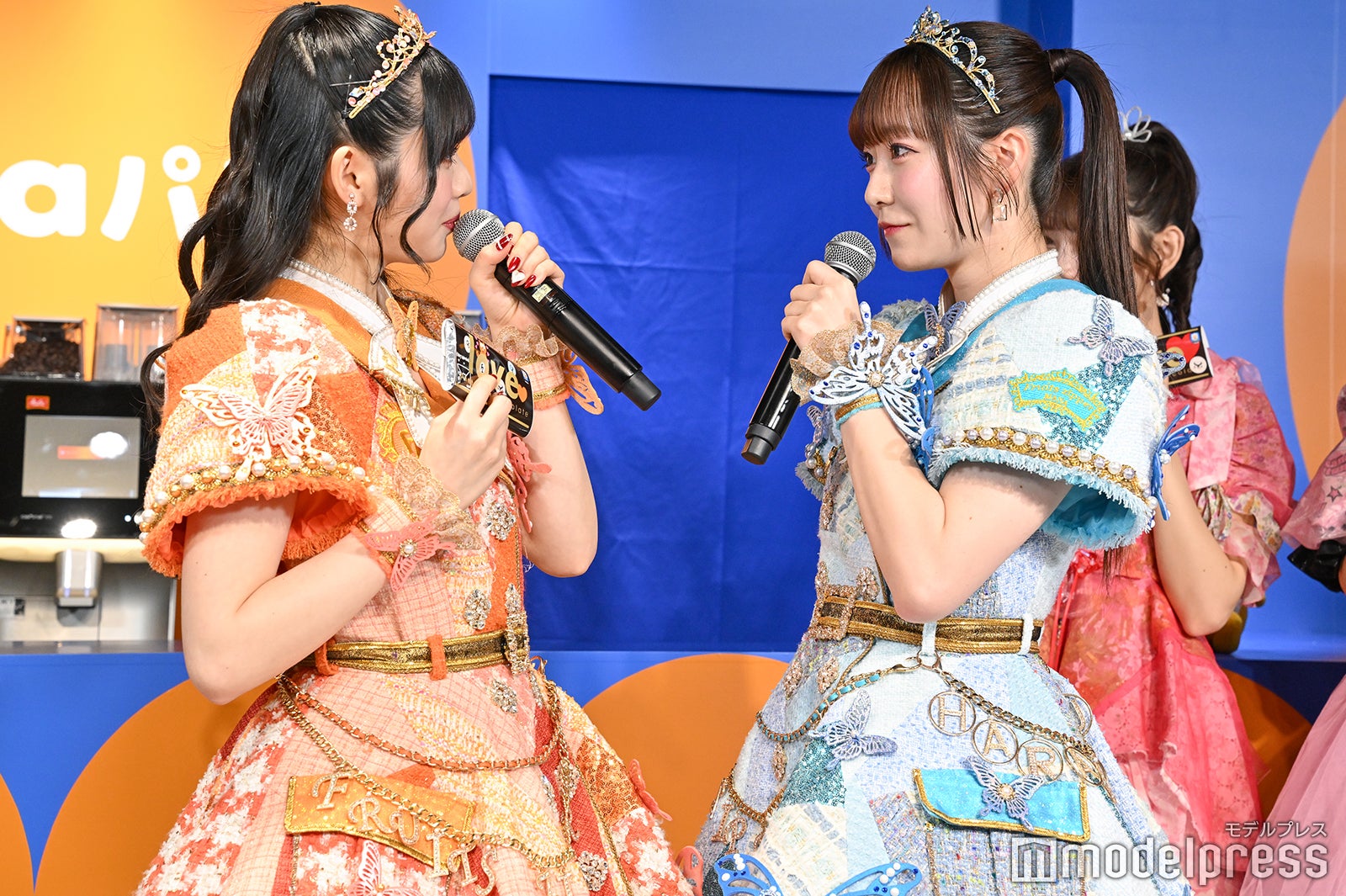 鎮西寿々歌、真中まな（C）モデルプレス