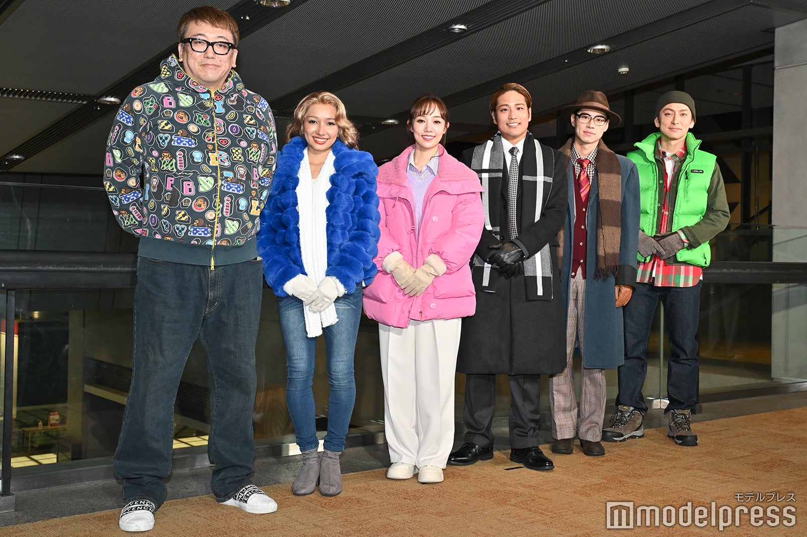 （左から）福田雄一氏、豊原江理佳、咲妃みゆ、桐山照史、戸塚純貴、川久保拓司（C）モデルプレス