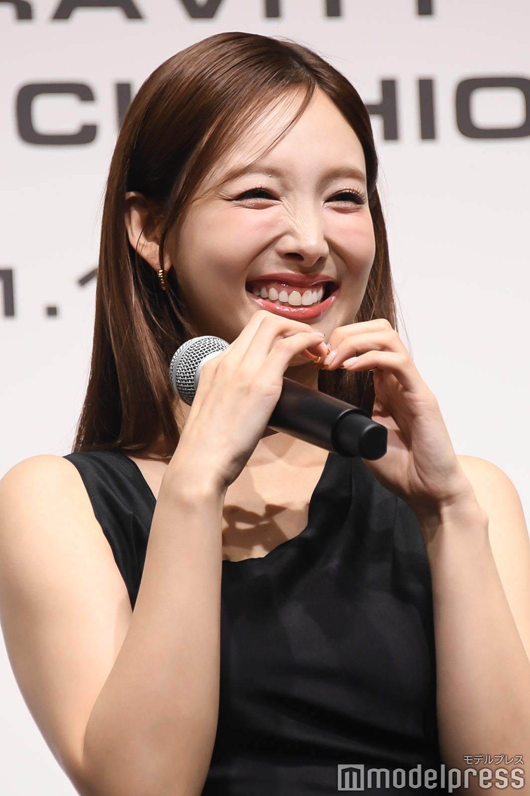 ハートポーズをするナヨン（C）モデルプレス