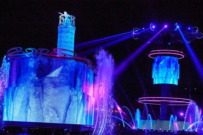 エルサが立っているのは氷の上でしょうか。青を基調としたカラーにハーバーが変化します