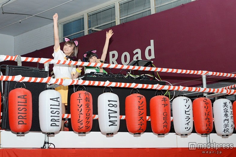 DJ Areaに設置されたやぐらでパフォーマンスする小澤楓とPOCHI