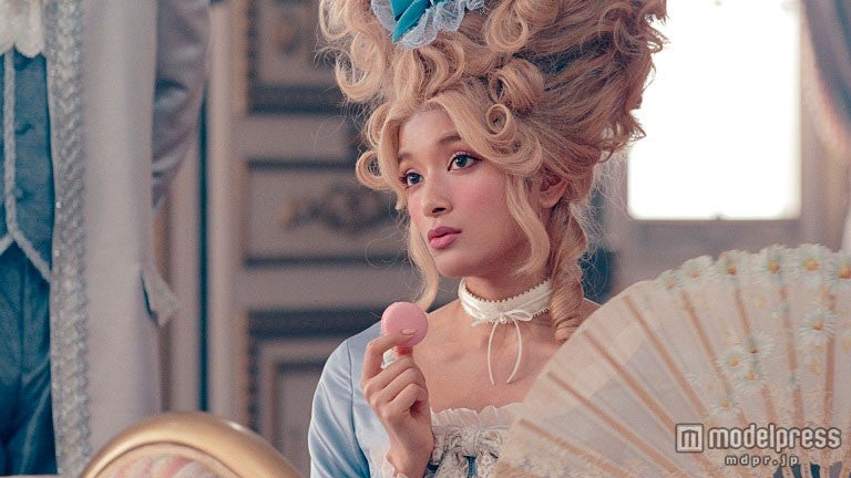 ローラ、3時間かけ華麗な変身「ウエストが折れちゃいそう」