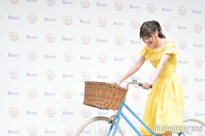 自転車に乗って登場した西野七瀬(C)モデルプレス
