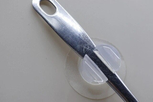 セリア　粘着シートキッチンツール掛けスリムタイプ　使用例