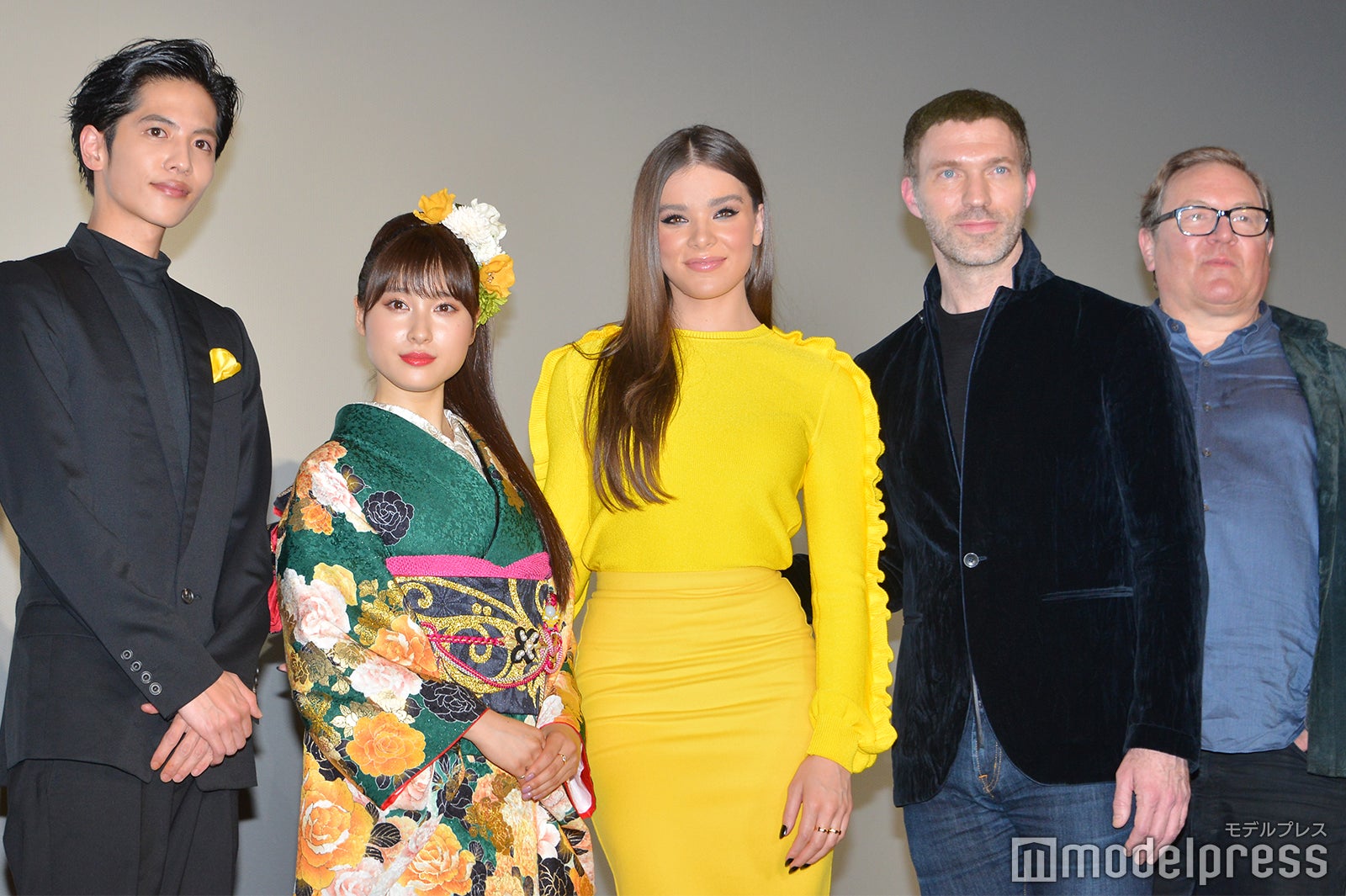 （左から）志尊淳、土屋太鳳、ヘイリー・スタインフェルド、トラヴィス・ナイト監督、ロレンツォ・ディ・ボナヴェンチュラ氏 （C）モデルプレス