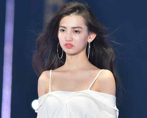 “菜々緒2世”と話題の黒木麗奈、ほっそり美脚あらわ 大人びたオーラで魅了<TGC2018S/S>